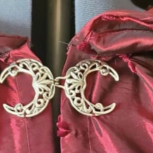 Gold moon cloak clasp - Picture 5 of 6